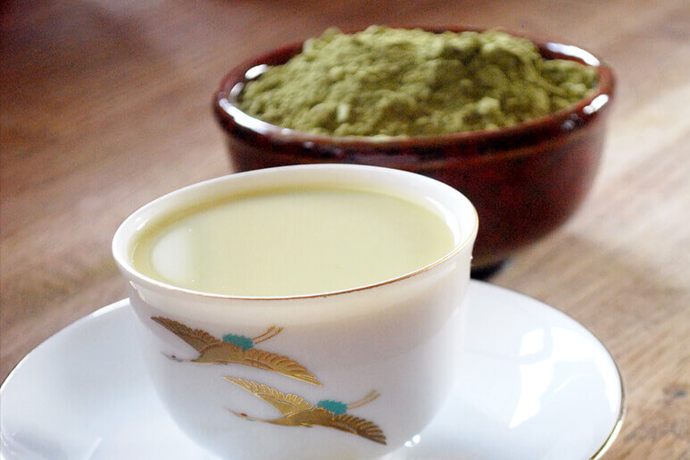 Matcha green tea, prepared and raw.